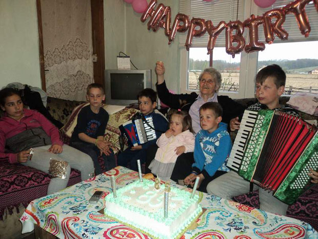 Унуци је одржавају у животу!